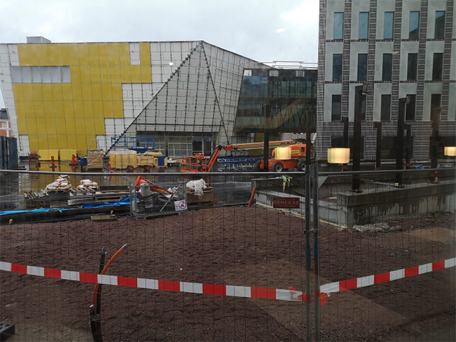 Stängsel framför bygget vid universitetskajen.