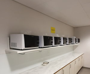 Sex av sju mikrovågsugnar som finns i hus Radix.