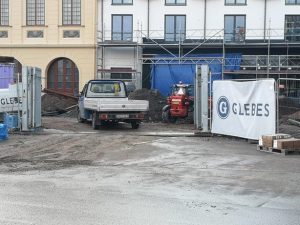 Industrifordon på väg in genom byggets grindar.