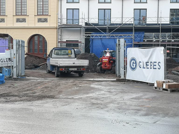 Industrifordon på väg in genom byggets grindar.