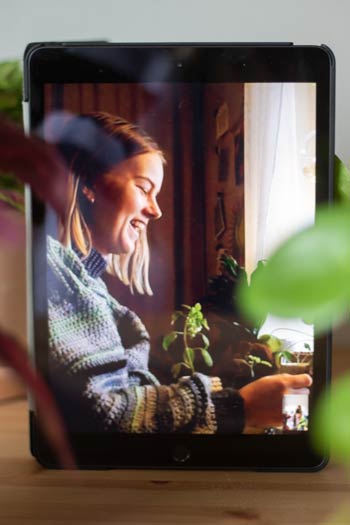 Hanna sitter vänd åt sidan och skrattar.