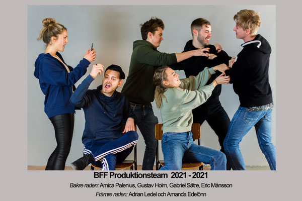 Ett klassfoto med personer som drar i varandras kläder. Någon tuggar tuggummi.