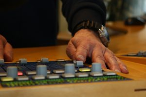 En hand på mixerbordet.