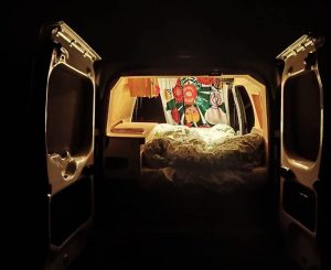 Campingbilen är inredd med säng och täcke. Foto: Privat.