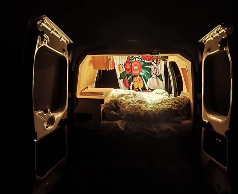 Campingbilen är inredd med säng och täcke. Foto: Privat.