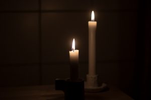 Två ljus i ett mörkt rum.