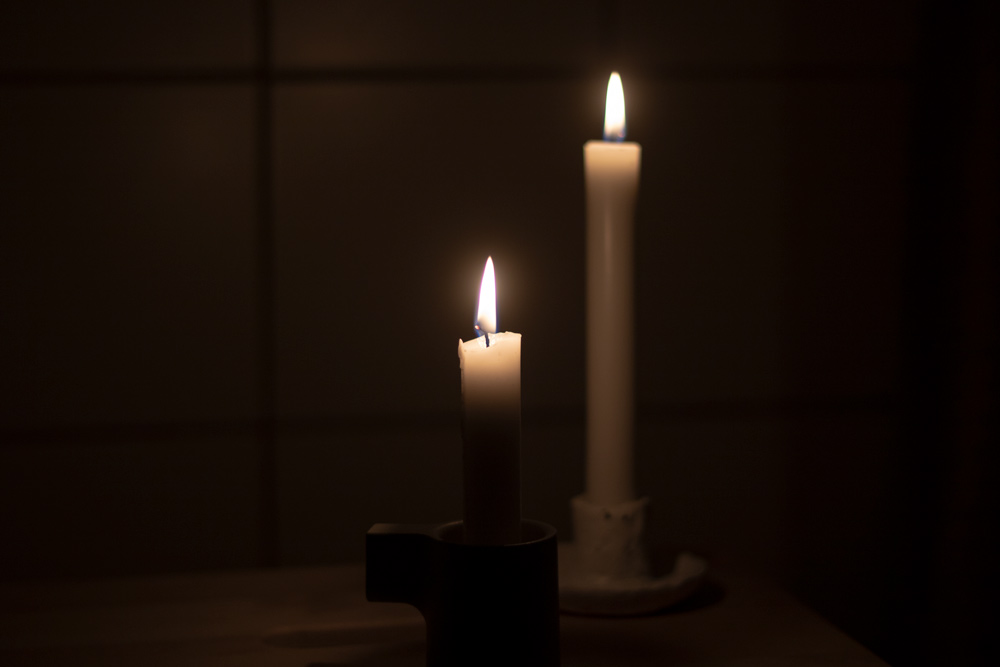 Två ljus i ett mörkt rum.