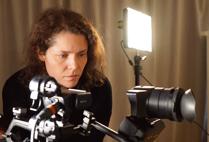 Irene Lopez kollar in i en kamera under en filminspelning.