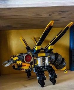 En geting byggd av lego.