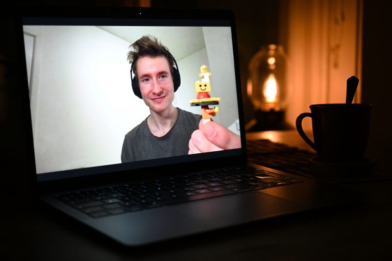 Manne Rundqvist håller upp en legofigur under den digitala intervjun.