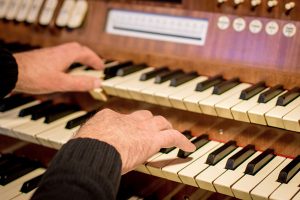 Närbild på händer som spelar på en orgel. Foto: Pixabay
