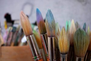 Närbild på penslar i olika storlekar.