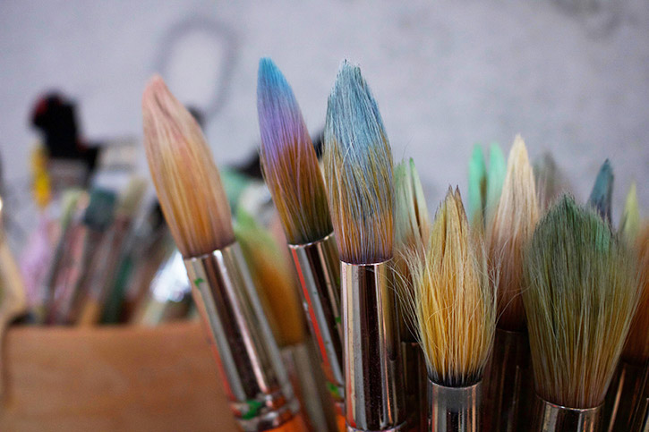 Närbild på penslar i olika storlekar.