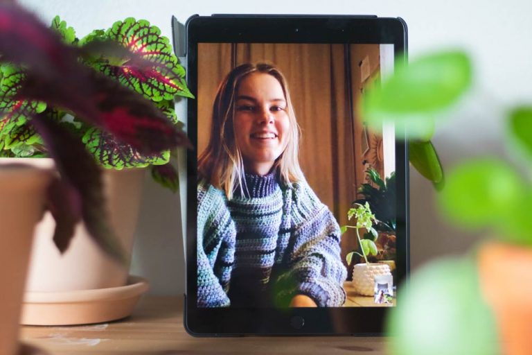 Ett foto på en iPad där Hanna ler in i kameran.