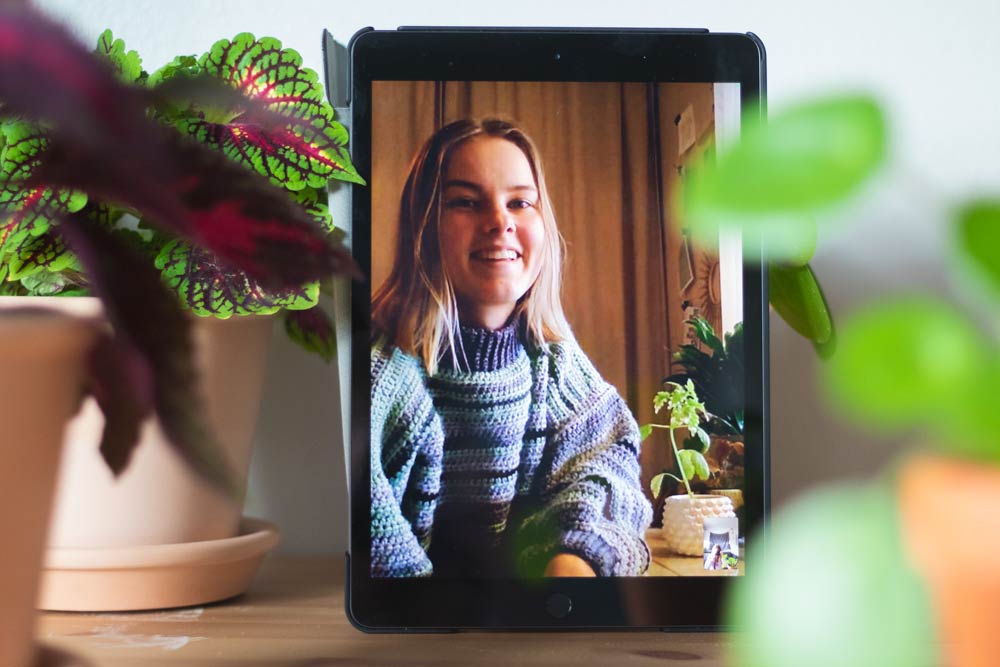 Ett foto på en iPad där Hanna ler in i kameran.